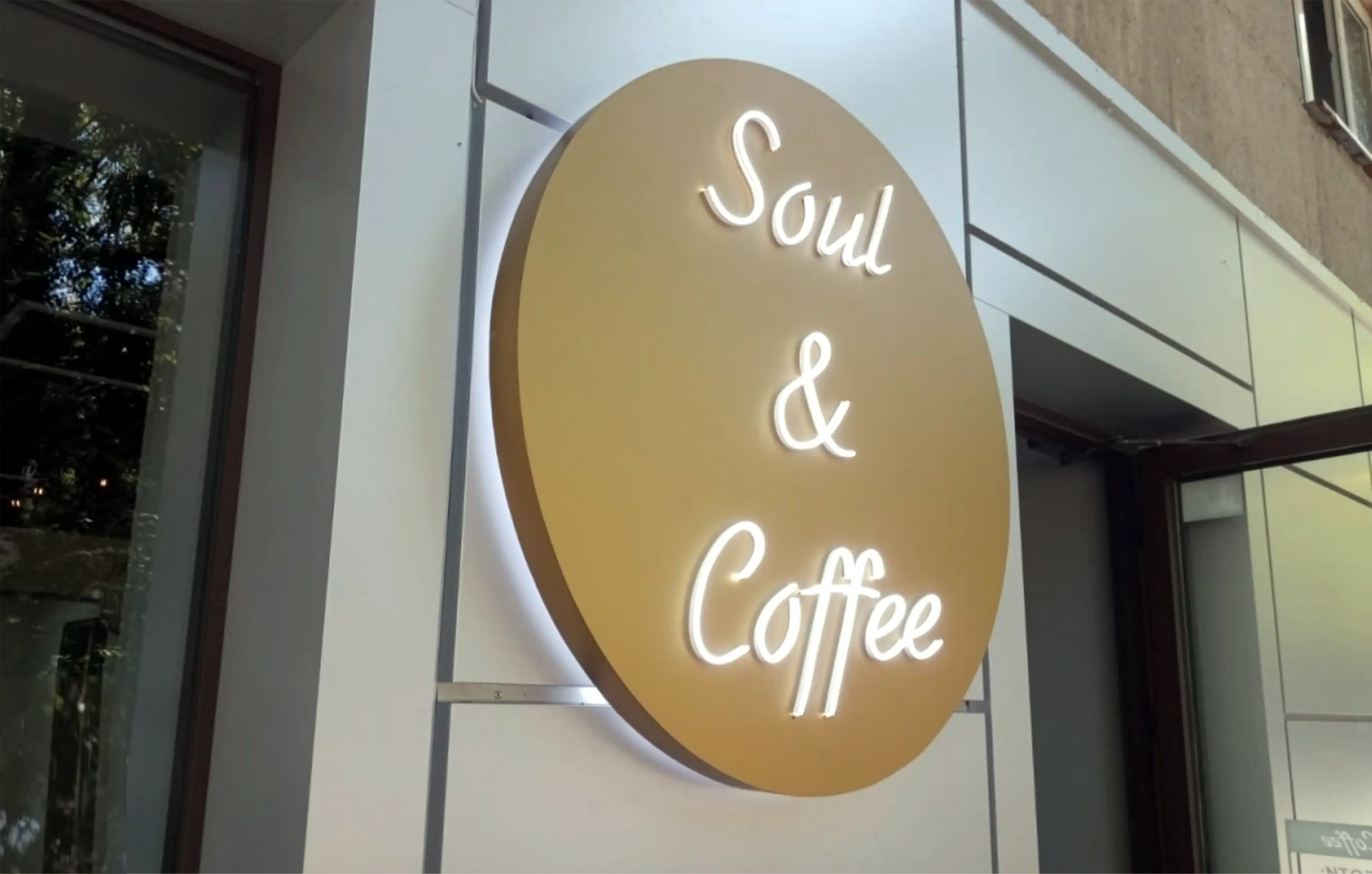 Неонова вивіска кафе Одеса